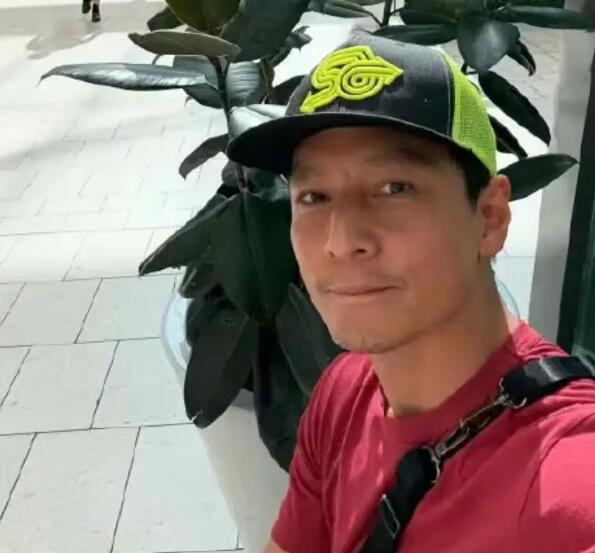 吴彦祖坐长椅怼脸自拍 称懂了老头的快乐