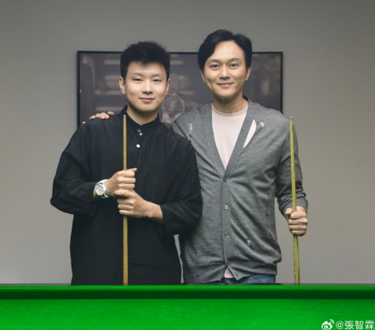 张智霖与赵心童切磋球技 本人发声:很梦幻