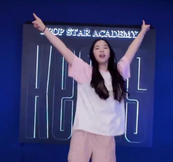 黄奕带女儿赴韩国学习唱跳